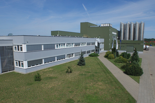 Nowe kolory okien, nowe miejsca pracy – otwarcie wydziału okleinowania profili okiennych w fabryce REHAU w Nochowie koło Śremu